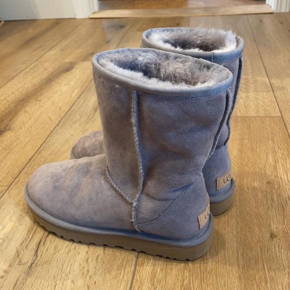 UGG Boots practically new - Picture 3 of 10